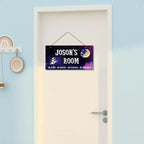 Personalized Signs Funny Astronaut Sign Customized Door Art Decoration Exquisite Decorative Signs Custom Name for Kids Room Outer Space Themed Nursery Decor Wall Art Decor For Boys Room Girls Bedroom