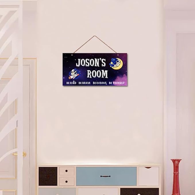 Personalized Signs Funny Astronaut Sign Customized Door Art Decoration Exquisite Decorative Signs Custom Name for Kids Room Outer Space Themed Nursery Decor Wall Art Decor For Boys Room Girls Bedroom