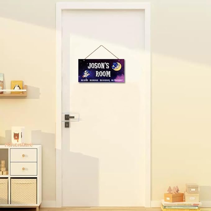 Personalized Signs Funny Astronaut Sign Customized Door Art Decoration Exquisite Decorative Signs Custom Name for Kids Room Outer Space Themed Nursery Decor Wall Art Decor For Boys Room Girls Bedroom