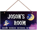 Personalized Signs Funny Astronaut Sign Customized Door Art Decoration Exquisite Decorative Signs Custom Name for Kids Room Outer Space Themed Nursery Decor Wall Art Decor For Boys Room Girls Bedroom