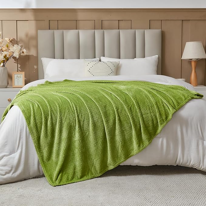 NEWCOSPLAY Super Soft Throw Blanket Green Premium Silky Flannel Fleece Leaves Pattern Lightweight Bed Blanket All Season Use (Green, Throw(50"x60"))