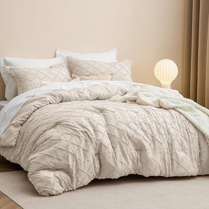 Bedsure Queen Comforter Set - Beige Comforter, Boho Tufted Shabby Chic Bedding for Kids, 3 Pieces Vintage Farmhouse Bed Set for All Seasons, Fluffy Soft Bedding with 2 Pillow Shams