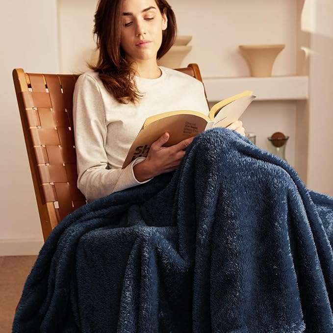 Exclusivo Mezcla Plush Fuzzy Fleece Bed Blanket Queen Size, Super Soft, Fluffy and Warm Blankets Suitable for All Seasons (Navy Blue, 90x90 Inches)