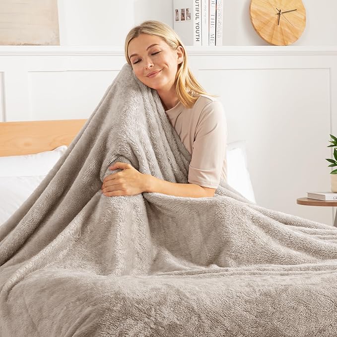Exclusivo Mezcla Plush Fuzzy Fleece Bed Blanket Twin Size, Super Soft, Fluffy and Warm Blankets, Suitable for All Seasons (Camel, 90x66 Inches)