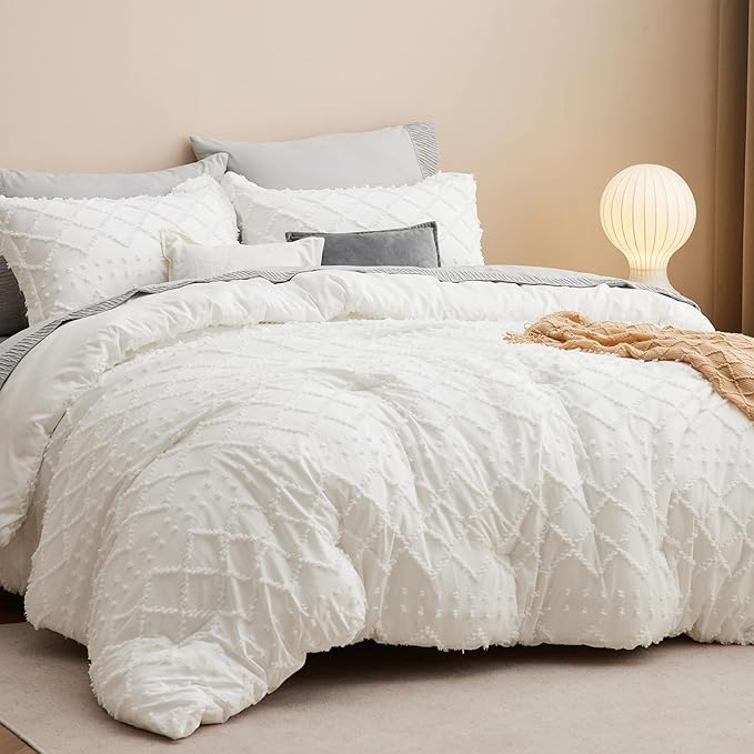 Bedsure Oversized Queen Comforter Set - Ivory Comforter, Boho Tufted Shabby Chic Bedding, 3 Pieces Vintage Farmhouse Bed Set for All Seasons, Fluffy Soft Bedding with 2 Pillow Shams