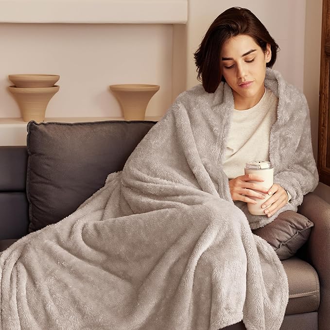 Exclusivo Mezcla Plush Fuzzy Fleece Bed Blanket Queen Size, Super Soft, Fluffy and Warm Blankets Suitable for All Seasons (Camel, 90x90 Inches)
