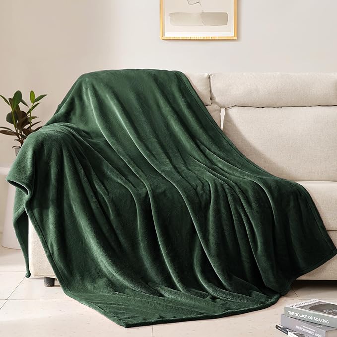 BEAUTEX Fleece Throw Blanket for Couch Sofa or Bed， Throw Size Soft Fuzzy Plush Blanket, Luxury Flannel Lap Blanket, Super Cozy and Comfy for All Seasons (Emerald Green, 50" x 60")