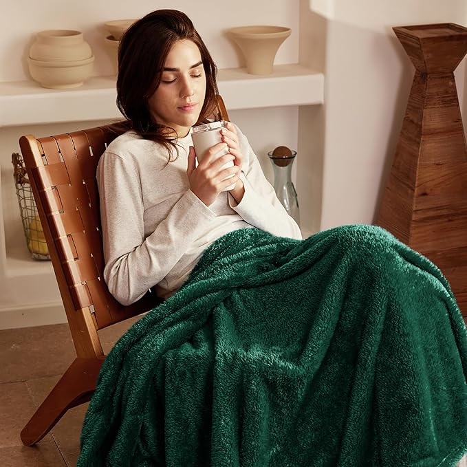 Exclusivo Mezcla Plush Fuzzy Fleece Throw Blanket Extra Large, Super Soft, Fluffy and Warm Blankets for Couch, Bed, Suitable for All Seasons (50x70 Inches, Forest Green)
