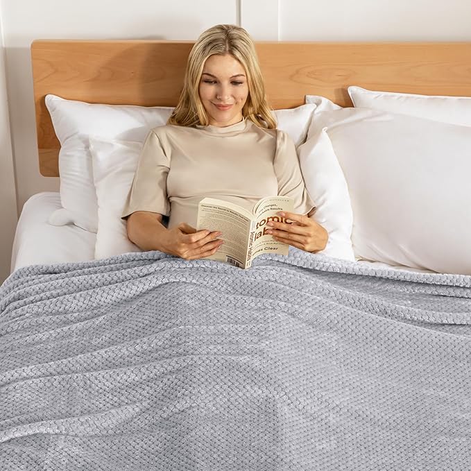 Exclusivo Mezcla Fleece Bed Blanket King Size, Super Soft and Warm Blankets for Couch, Sofa and Bed Waffle Textured, Cozy, Fuzzy and Lightweight (Light Grey, 90x104 Inches)