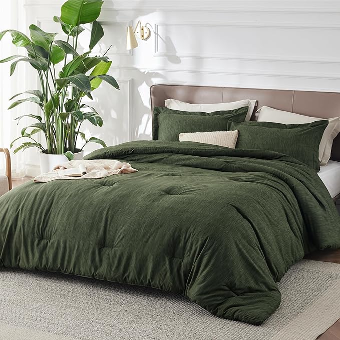 Bedsure Oversized Queen Comforter Set - Dark Green Soft Bedding for All Seasons, Cationic Dyed Bed Set, 3 Pieces, 1 Oversized Queen Size Comforter (98"x98") and 2 Pillow Shams (20"x26"+2")