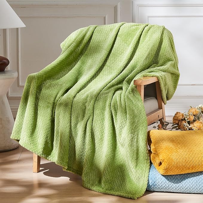 NEWCOSPLAY Super Soft Throw Blanket Green Premium Silky Flannel Fleece Leaves Pattern Lightweight Bed Blanket All Season Use (Green, Throw(50"x60"))