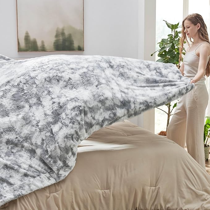 Bedsure GentleSoft Sherpa Fluffy Blanket King Size for Bed - Fleece Warm and Cozy for Women Gift, Plush & Fuzzy Faux Fur Christmas Blanket for Couch Decor, Tie Dye Design, Light Grey, 108x90 Inches